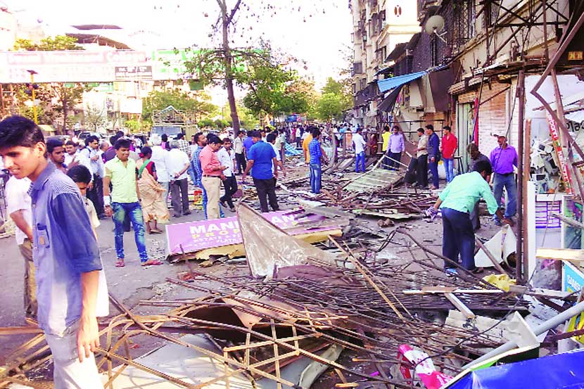 मीरा रोडमधील पदपथांवर असलेली अनधिकृत दुकाने तोडण्यात आली.