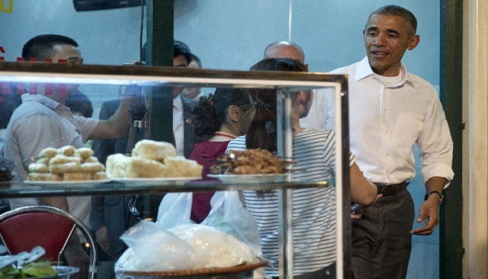 बराक ओबामा यांनीही अतिशय सहजपणे सर्वांना प्रतिसाद देत हॉटेलमध्ये प्रवेश केला आणि पोटभरून जेवणसुद्धा केले.