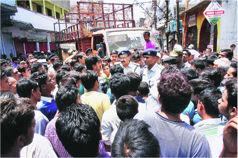 आदित्यच्या हत्येविरोधात जमाव रविवारी रस्त्यावर उतरला. 