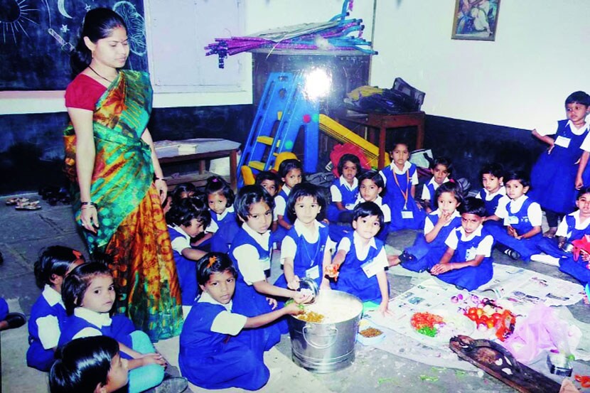 भाजी खुडण्यापासून चिरण्यापर्यंतच्या कामाचा आनंद घेताना विद्यार्थिनी
