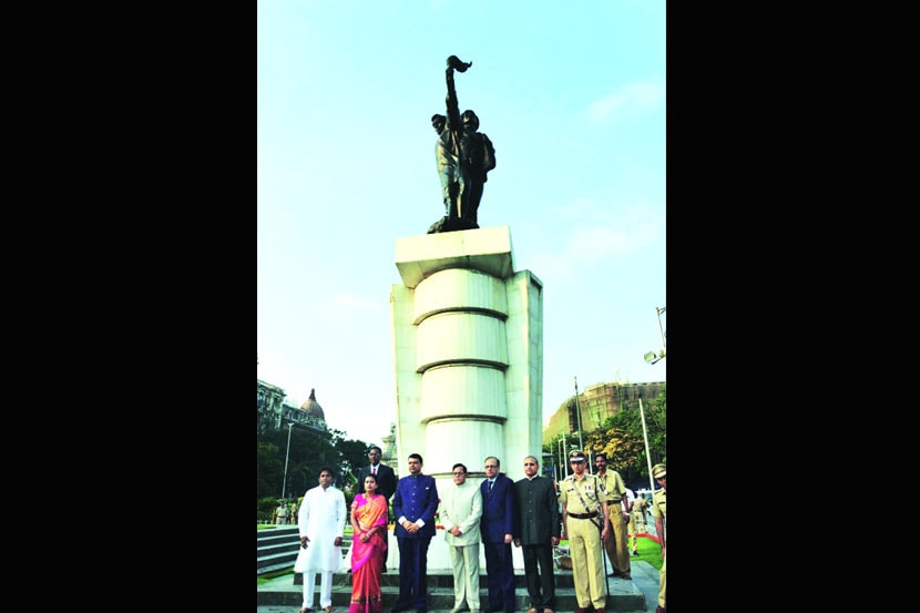 मुख्यमंत्री देवेंद्र फडणवीस यांनी रविवारी महाराष्ट्रदिनी हुतात्मा स्मारक येथे जाऊन अभिवादन केले. 