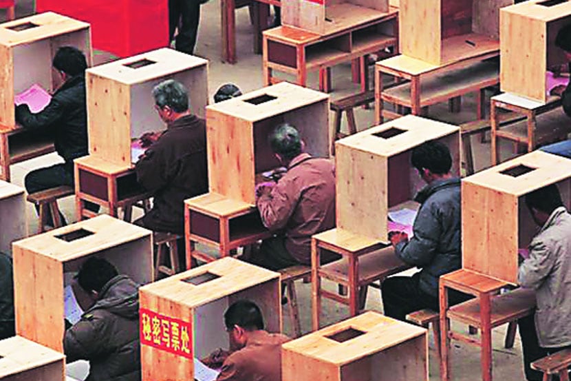 चीनच्या ग्रामीण भागांतील निवडणुकीत असे मतदान केले जाते.. 