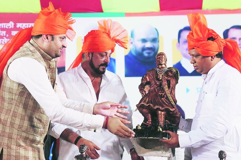 भाजपच्या मोहित कंभोज यांनी महाराष्ट्र दिनानिमित्त आयोजित केलेल्या कार्यक्रमात अभिनेता संजय दत्त उपस्थित होता. (छाया- अमित चक्रवर्ती)