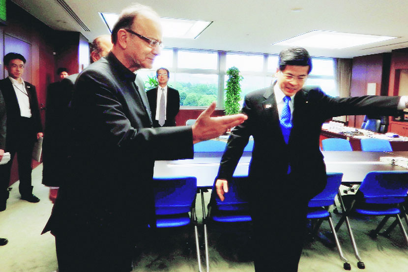 सध्या सहा दिवसांच्या जपान दौऱ्यावर असलेल्या भारताचे अर्थमंत्री अरुण जेटली यांनी टोक्योत सोमवारी जपानचे पायाभूत, वाहतूक व पर्यटन मंत्री केइची इशी यांची भेट घेतली. 