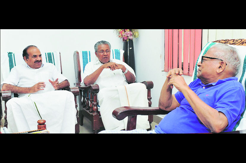 केरळचे नियोजित मुख्यमंत्री पिनरयी विजयन यांनी शनिवारी तिरुअनंतपुरम येथे माकपचे ज्येष्ठ नेते व्ही. एस. अच्युतानंदन यांची भेट घेतली.