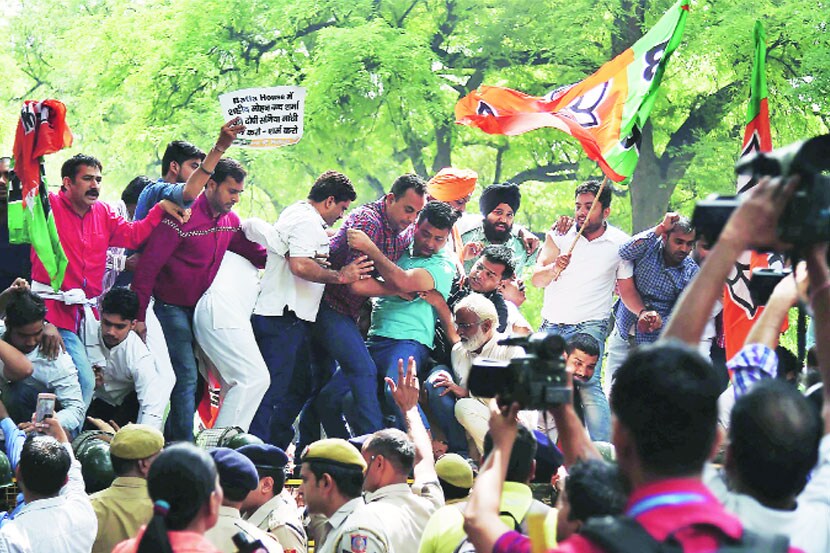 बाटला चकमक प्रकरणी काँग्रेस अध्यक्षा सोनिया गांधी यांच्या घराजवळ सोमवारी भाजप कार्यकर्त्यांनी जोरदार निदर्शने केली. यावेळी आंदोलकांना पांगविण्यासाठी पोलिसांना पाण्याचा मारा करावा लागला.