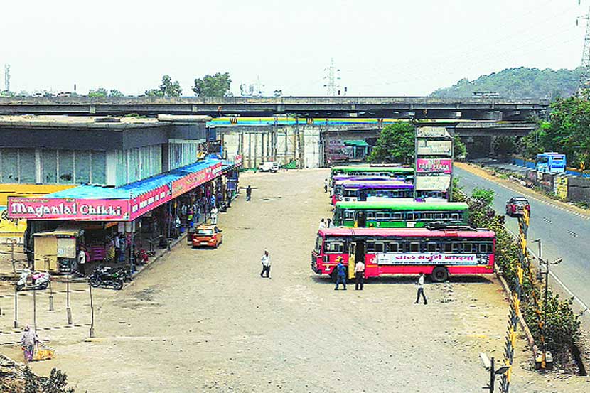 राष्ट्रीय महामार्गावरील एसटीच्या या थांब्यावर एसटीने परवानगी न दिलेल्या गाडय़ा रोज मोठय़ा संख्येने थांबतात. 