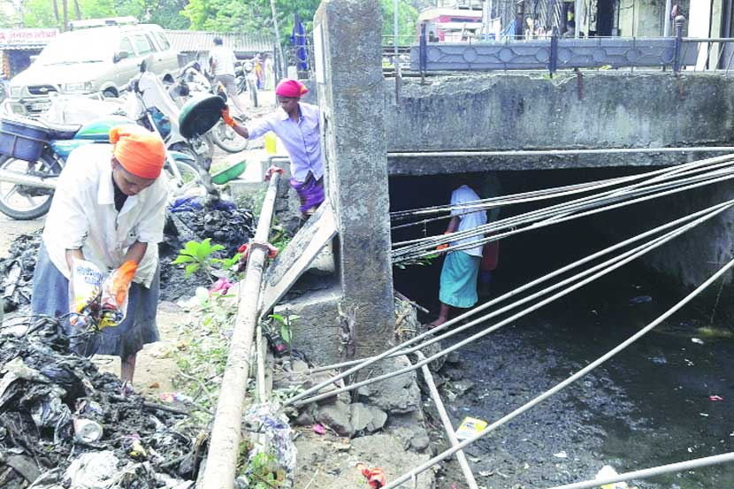 उरण शहर तसेच बोकडवीरा येथील नाल्यांच्या सफाईचा देखावा दरवर्षीच केला जातो.  