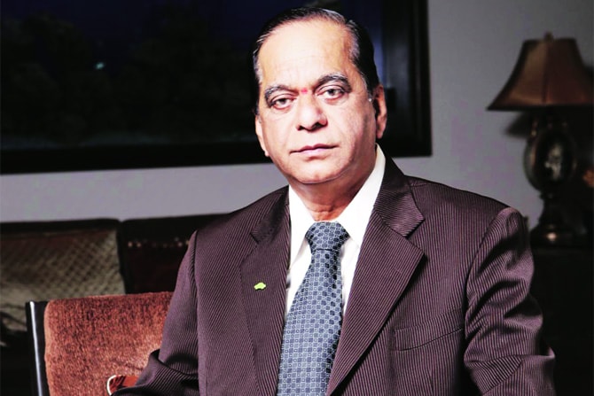 अपघात इतका भीषण होता की कुलकर्णी यांचा चालक नीरज सिंग जागीच ठार झाला. कुलकर्णी यांना जखमी अवस्थेत लोकमान्य रुग्णालयात दाखल करण्यात आले.
