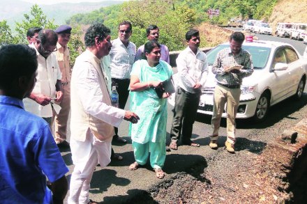 आंबोली घाटाची पालकमंत्र्यांकडून पाहणी