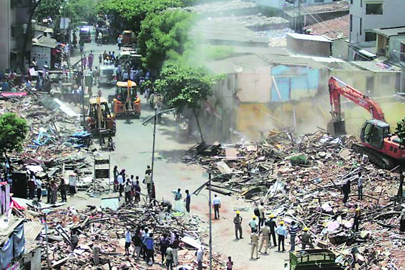  शास्त्रीनगर परिसरातील रस्ता रुंदीकरणाच्या आड येणाऱ्या बांधकामांवर बुधवारी महापालिकेने कारवाई केली.