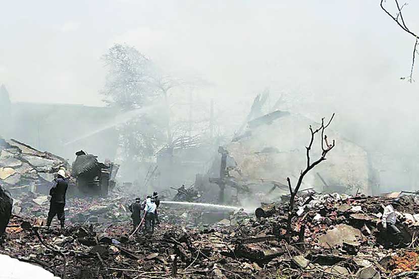 डोंबिवली एमआयडीसीतील कंपनीत झालेल्या स्फोटानंतर या परिसराची अशी अवस्था झाली. (छायाचित्र : दीपक जोशी) 