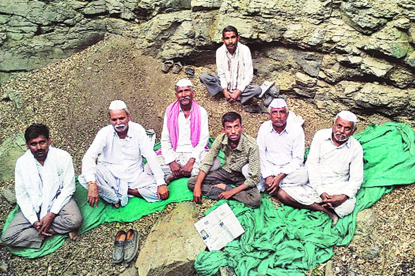 मराठवाडय़ातील शेतकऱ्यांना खरीप हंगामासाठी बियाणे व खतास अनुदान द्यावे, या मागणीसाठी पांगरा ढोणे येथील तुकाराम ढोणे या शेतकऱ्याने आपल्या स्वमालकीच्या कोरडय़ा विहिरीत बेमुदत उपोषण सुरू केले.