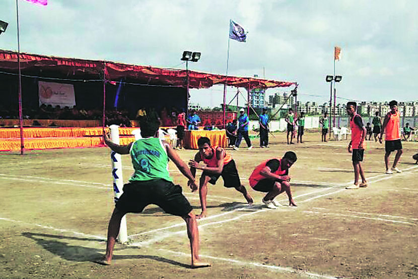 छत्तीसगढच्या खेळाडूला बाद करण्याच्या प्रयत्नात महाराष्ट्राचे आक्रमक.