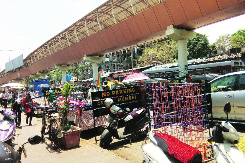 पदपथ आणि रस्ते दोन्ही फेरीवाल्यांनी अडवून ठेवल्याने पादचाऱ्यांना चालणे दुरापास्त होते, 