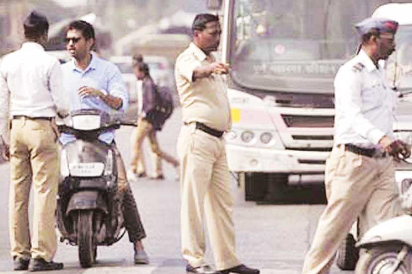 मुंबई वाहतूक पोलिसांकडे जूनपासून आधुनिक ई-चलान यंत्रणा कार्यान्वित होणार आहे.