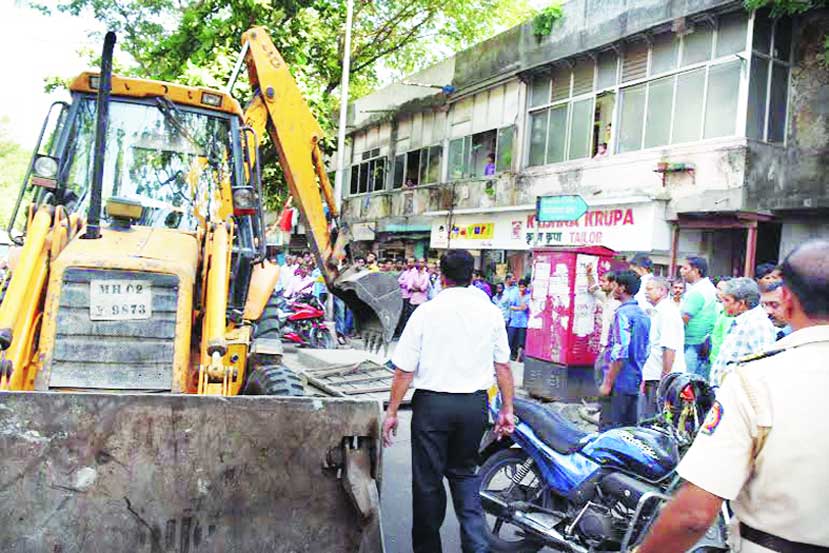 मुलुंड पश्चिम येथे फेरीवाल्यांविरुद्ध कारवाई