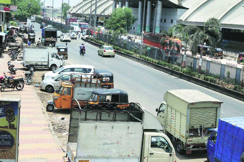 तुर्भेत बेशिस्तीमुळे रस्ता अर्धा