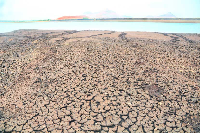 नाशिक शहरालगतचे कोरडेठाक होण्याच्या मार्गावर असलेले आळंदी धरण. 