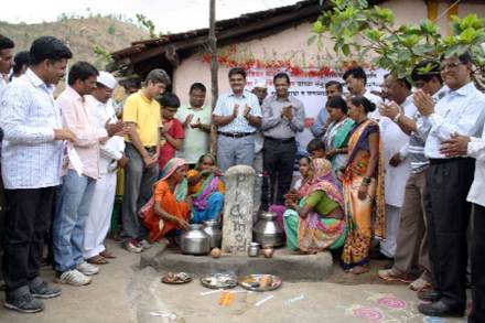 पेठ तालुक्यातील शेवखंडी येथे जलप्रकल्पाचे लोकार्पण करताना ज्येष्ठ महिला. समवेत सोशल नेटवर्किंग फोरम आणि आयएमए नाशिकचे पदाधिकारी.