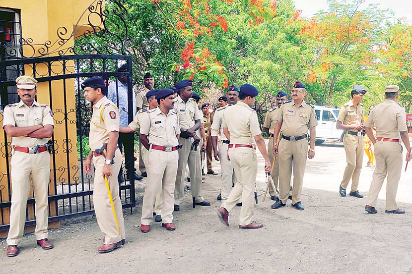 नाशिक शहरालगतच्या आरोग्य विज्ञान विद्यापीठाच्या प्रवेशद्वारावर मंत्रिमहोदयांच्या सुरक्षिततेसाठी तैनात पोलीस फौजफाटा.