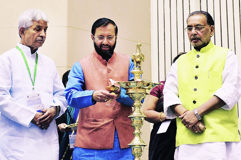गोवंश व गोशाळा यावरील राष्ट्रीय चर्चासत्राचे उद्घाटन करताना पर्यावरणमंत्री प्रकाश जावडेकर.