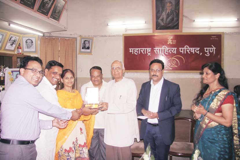 महाराष्ट्र साहित्य परिषदेतर्फे आयोजित कार्यक्रमात राजेंद्र बनहट्टी यांच्या हस्ते पुष्पा पुसाळकर पुरस्कार प्रदान कार्यक्रम करण्यात आला. प्रदीप आणि अनिता निफाडकर यांनी हा पुरस्कार स्वीकारला.