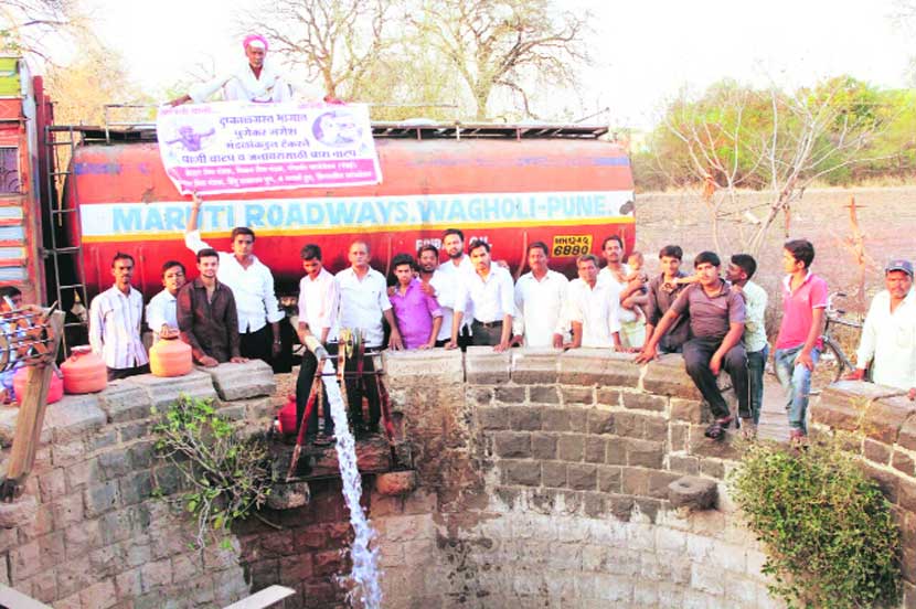 गणेश मंडळांकडून सोलापूर जिल्ह्य़ात चारा, टँकरचा पुरवठा