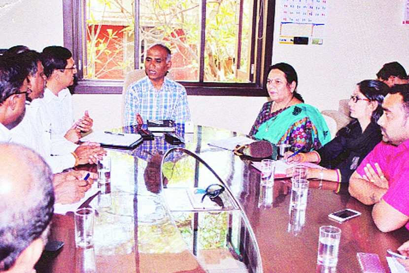 कालव्यात बुडालेल्या बालकांच्या मृत्यूप्रकरणी आमदार डॉ. नीलम गोऱ्हे यांनी शुक्रवारी विभागीय आयुक्त एस. चोक्कलिंगम यांची भेट घेऊन चौकशीची मागणी केली.