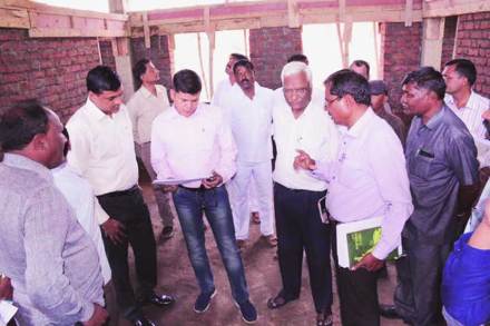 माळीण दुर्घटनाग्रस्तांच्या पुनर्वसनासंदर्भात सुरू असलेल्या विकास कामांना जिल्हाधिकारी सौरभ राव यांनी भेट देऊन पाहणी केली.