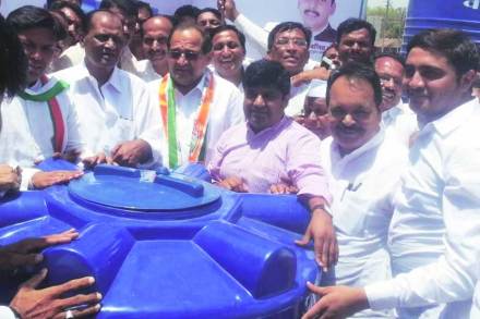 जिल्हा युवक काँग्रेसच्या वतीने दुष्काळी भागातील गावांना पाणी साठवण्यासाठी टाक्यांचे वितरण विरोधी पक्ष नेते राधाकृष्ण विखे यांच्या करण्यात आले. या वेळी जयंत ससाणे, हेमंत ओगले, नंदकुमार झावरे, ऋत्त्विक जोशी, विनायक देशमुख आदी उपस्थित होते.