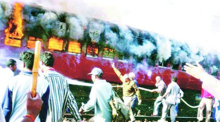 गुजरातमध्ये २७ फेब्रुवारी २००२ साली गोध्रा येथे साबरमती एक्स्प्रेसचे डबे जाळण्यात आले होते. या जळीतकांडात एकूण ५९ जणांचा ट्रेनमध्ये होरपळून मृत्यू झाला होता. 