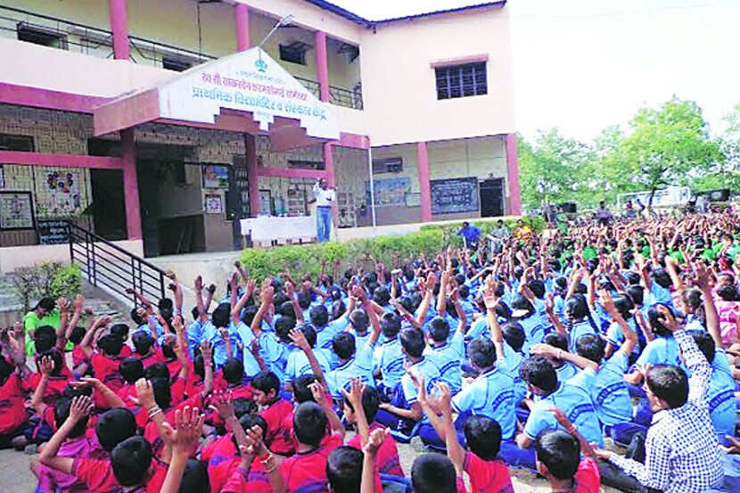 प्रार्थनेकरिता 
शाळेच्या आवारात जमलेले विद्यार्थी. वरील छायाचित्रात शाळेत रक्षाबंधन साजरा करताना विद्यार्थी.