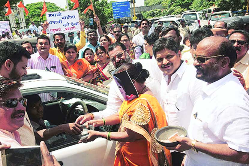 शिवसेनेच्या वतीने िपपरीत राष्ट्रवादीच्या नगरसेवकांसाठी ‘भीक मांगो’ आंदोलन करण्यात आले.