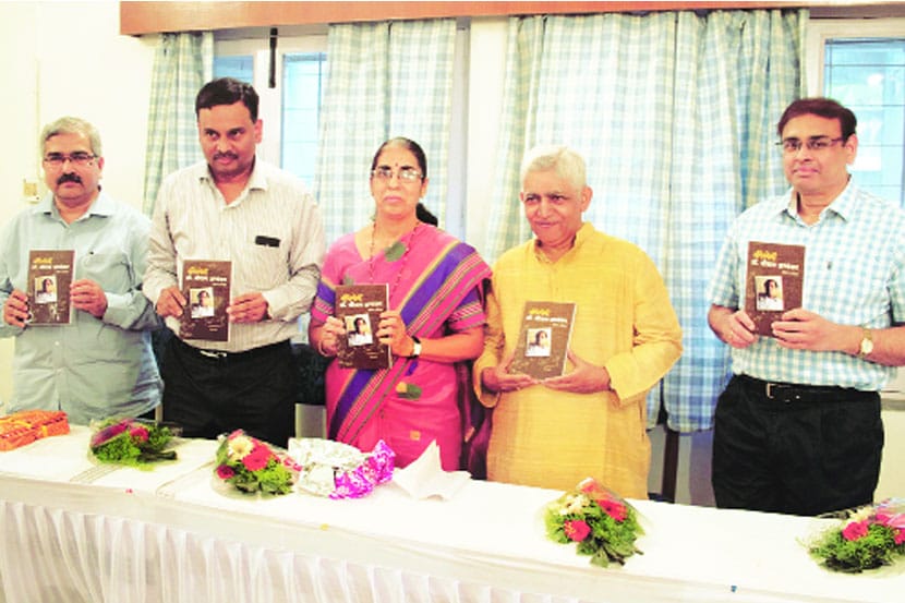गणितयोगी श्रीराम अभ्यंकर’ या पुस्तकाच्या प्रकाशनप्रसंगी दिलीप सेठ, सुधीर घोरपडे, कविता भालेराव, आनंद हर्डीकर, नरेंद्र करमरकर उपस्थित होते.
