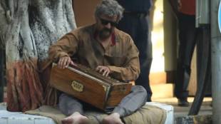 Watch , Sonu Nigam , Sonu Nigam goes unrecognised as old street musician , Bollywood songs, golden voices in hindi cinema, Entertainment news, Loksatta, Loksatta news, marahti, Marathi news