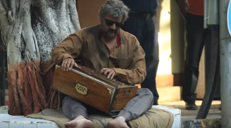 Watch , Sonu Nigam , Sonu Nigam goes unrecognised as old street musician , Bollywood songs, golden voices in hindi cinema, Entertainment news, Loksatta, Loksatta news, marahti, Marathi news