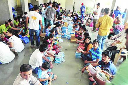 ‘स्कूल किट’ भरण्याचे काम अशा प्रकारे केले जाते.