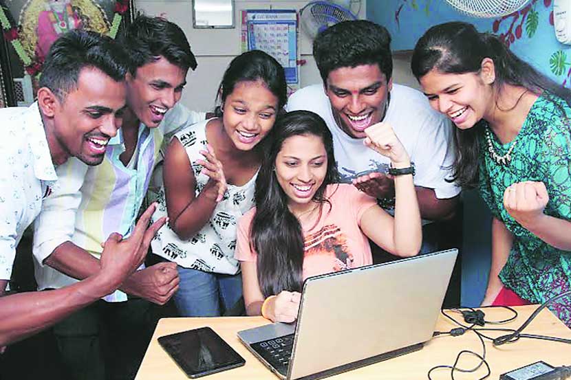 इंटरनेटवरून बारावीचा निकाल लागल्यानंतर विद्यार्थ्यांनी जल्लोष केला.                      (छायाचित्र  : दीपक जोशी)