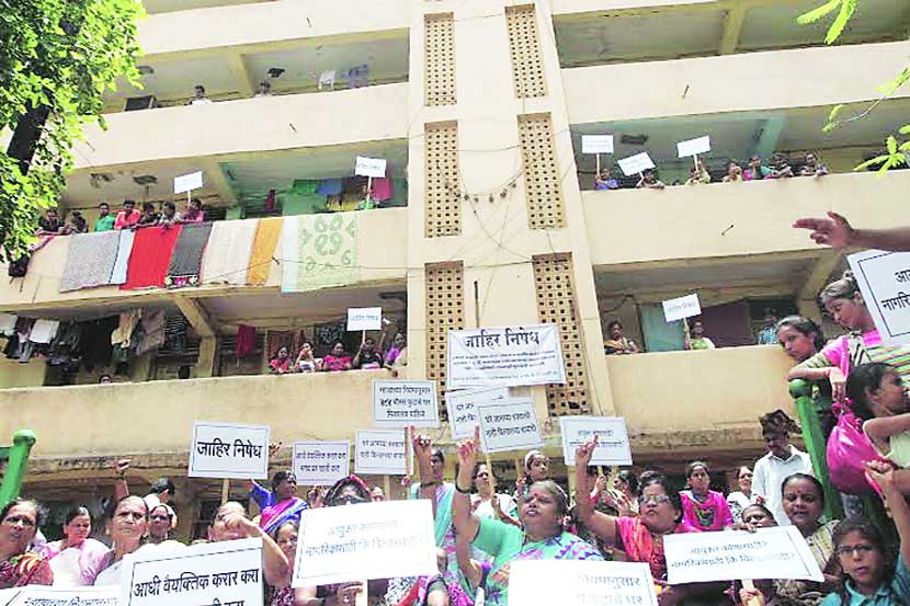 वर्तकनगर इमारतींमधील रहिवाशांनी सोमवारी पालिकेच्या कारवाईविरोधात निदर्शने केली. (छायाचित्र: दीपक जाधव)