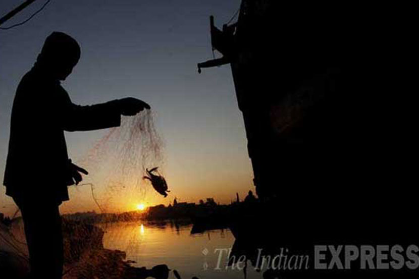 मासेमारीबंदी झुगारणाऱ्या मच्छीमारांवर कारवाई