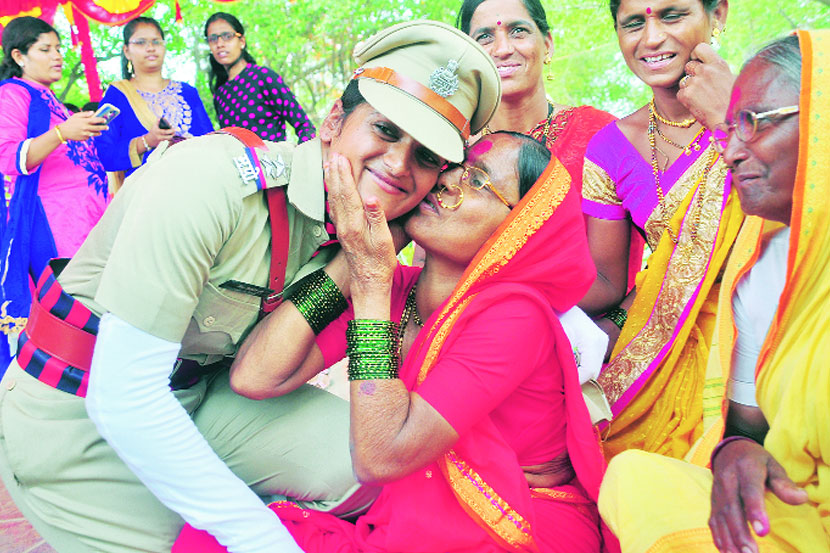 सवरेत्कृष्ट प्रशिक्षणार्थी ठरलेली मिना तुपे आईसह. (छाया : मयूर बारगजे) 