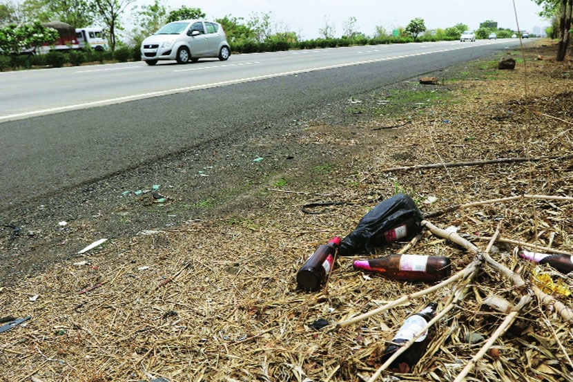 जे. पी. रीसर्च या कंपनीने ऑक्टोबर २०१२ ते २०१४ या काळात घडलेल्या ३७२ अपघातांचा अभ्यास करून दिलेल्या अहवालानुसार या मार्गावरील सर्वाधिक म्हणजे ५८ टक्के अपघात हे वाहनचालकाच्या चुकांमुळे घडले आहेत. या चुकांमध्ये मद्याचा किती वाटा आहे याचा मात्र अंदाजच लावावा लागतो.