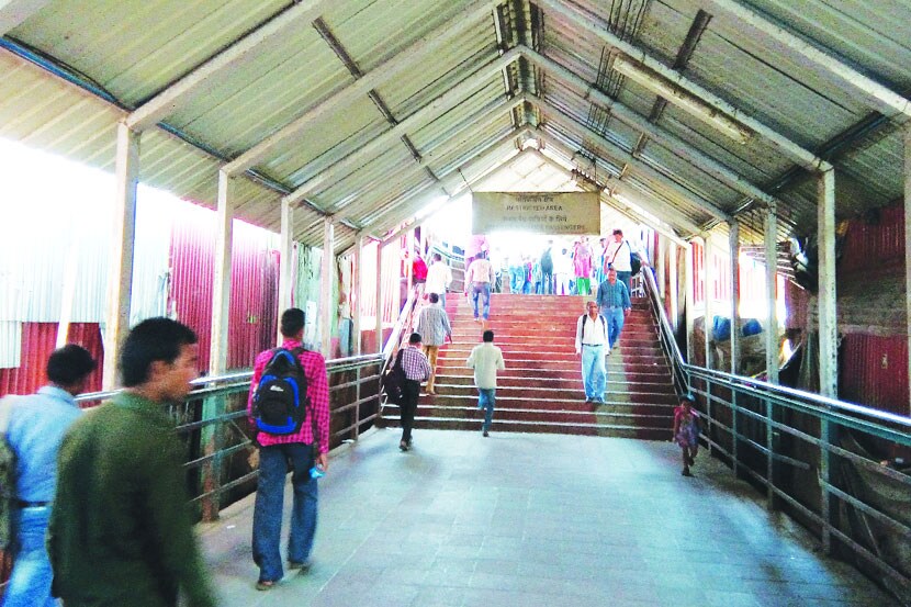  तीन ते चार मजली झोपडय़ा रेल्वे पुलाला खेटून बांधण्यात आल्या आहेत. त्यामुळे मार्गात दिवसाही अंधार होत आहे. 