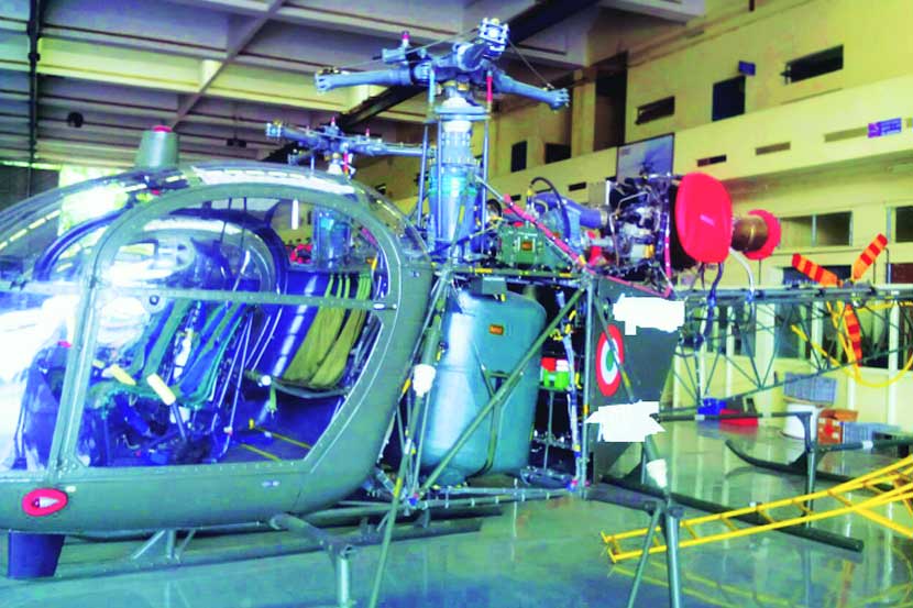 बंगळुरू येथे ‘एचएएल’च्या हेलिकॉप्टर विभागात चिता हेलिकॉप्टरवर कार्यान्वित झालेले नवीन इंजिन. 