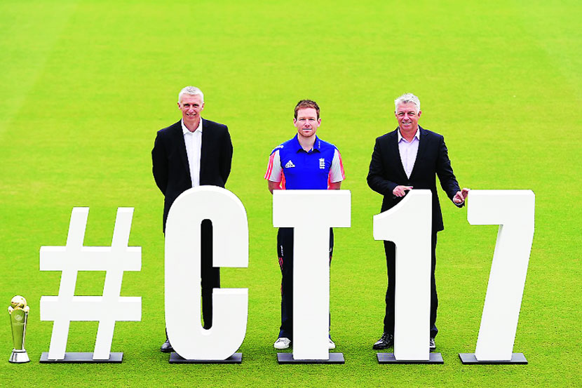 चॅम्पियन्स चषक स्पध्रेच्या घोषणा कार्यक्रमात इंग्लंड अ‍ॅण्ड वेल्स क्रिकेट मंडळाचे विपणन संचालक स्टीव्ह एलवर्दी, इंग्लंडचा एकदिवसीय संघाचा कर्णधार इऑन मॉर्गन,आयसीसीचे मुख्य कार्यकारी अधिकारी डेव्हिड रिचर्डसन
