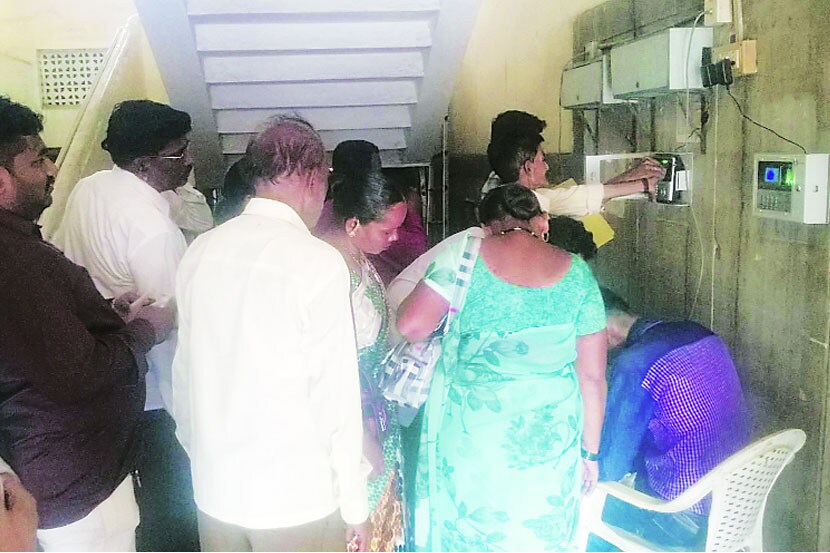 कल्याण-डोंबिवली पालिकेतील कार्यान्वित केलेले बायोमेर्ट्ीक मशीनवर कर्मचाऱ्यांची हजेरी नोंदवताना.