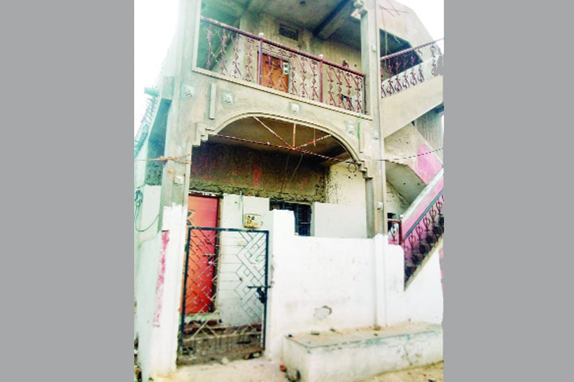 कुख्यात प्रशांत चमकेचे घर.  