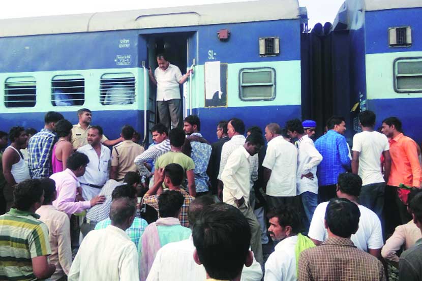 सोलापूर-गुलबर्गा लोहमार्गावर दुधनी येथे हुसेनसागर सुपरफास्ट एक्स्प्रेस आली असता तेथील रेल्वे रूळ तुटून त्यात फट पडली होती. परंतु, वेळीच प्रसंगावधान राखल्यामुळे पुढील अनर्थ टळला.