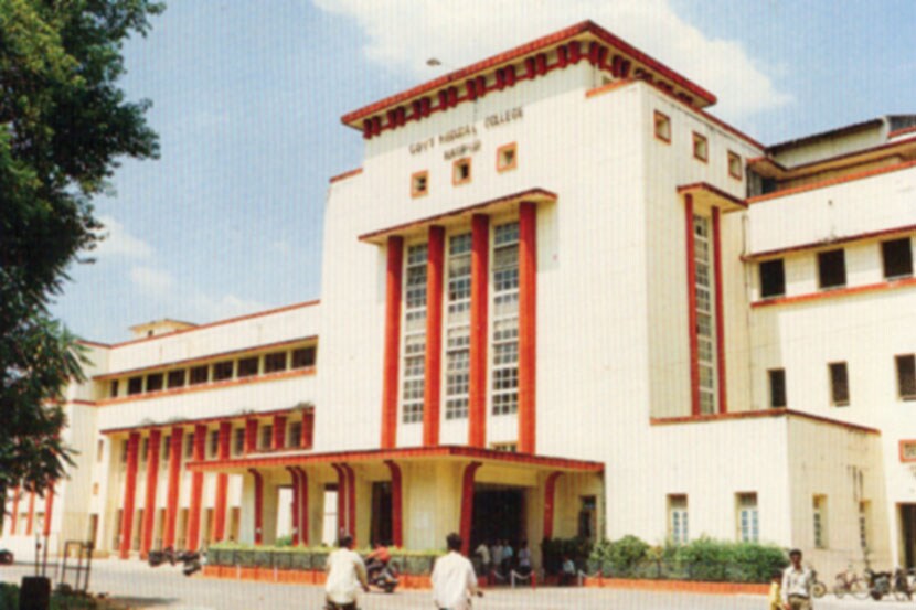 ‘मेडिकल’मध्ये परिचारिका, ‘ड्रेसर’ ‘मेडिकल’मध्ये परिचारिका, ‘ड्रेसर’